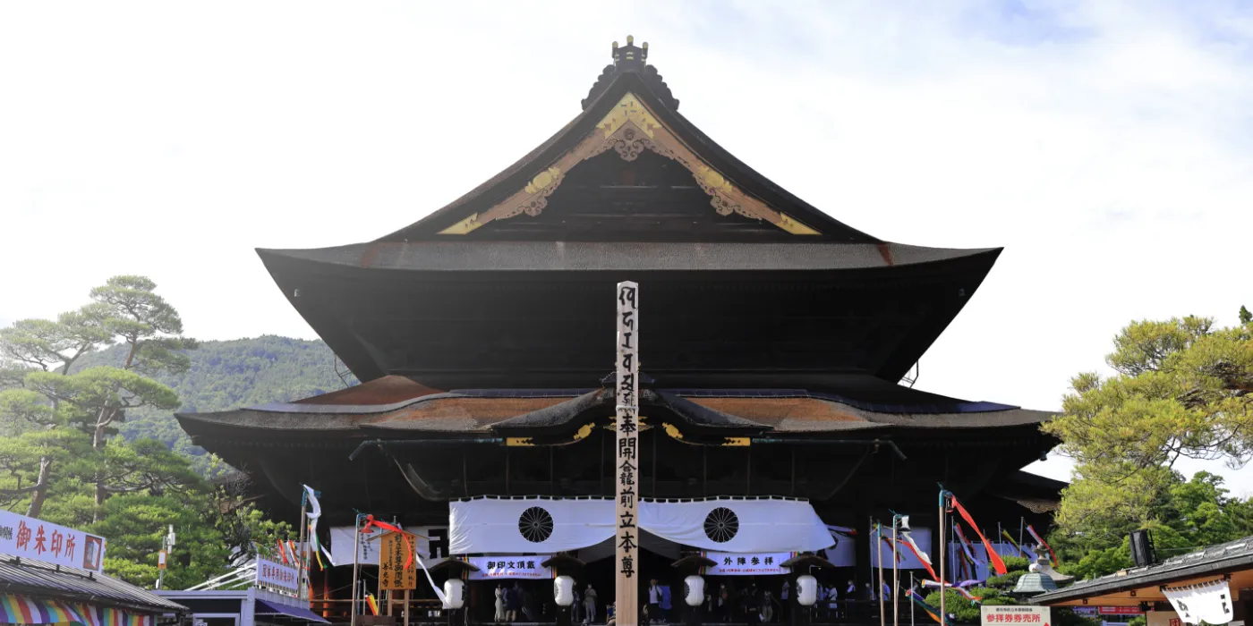 令和四年御開帳 回向柱と参拝者の写真