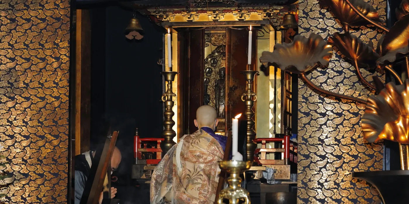 令和四年御開帳 前立本尊厨子閉扉の写真