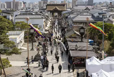 令和四年御開帳 回向柱受入式 行列(山門上)の写真